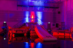 Wir leuchten die Simulatorhalle in Ihren Wunschfarben aus.