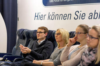 Gespannt hören die Teilnehmer*innen einem Piloten zu