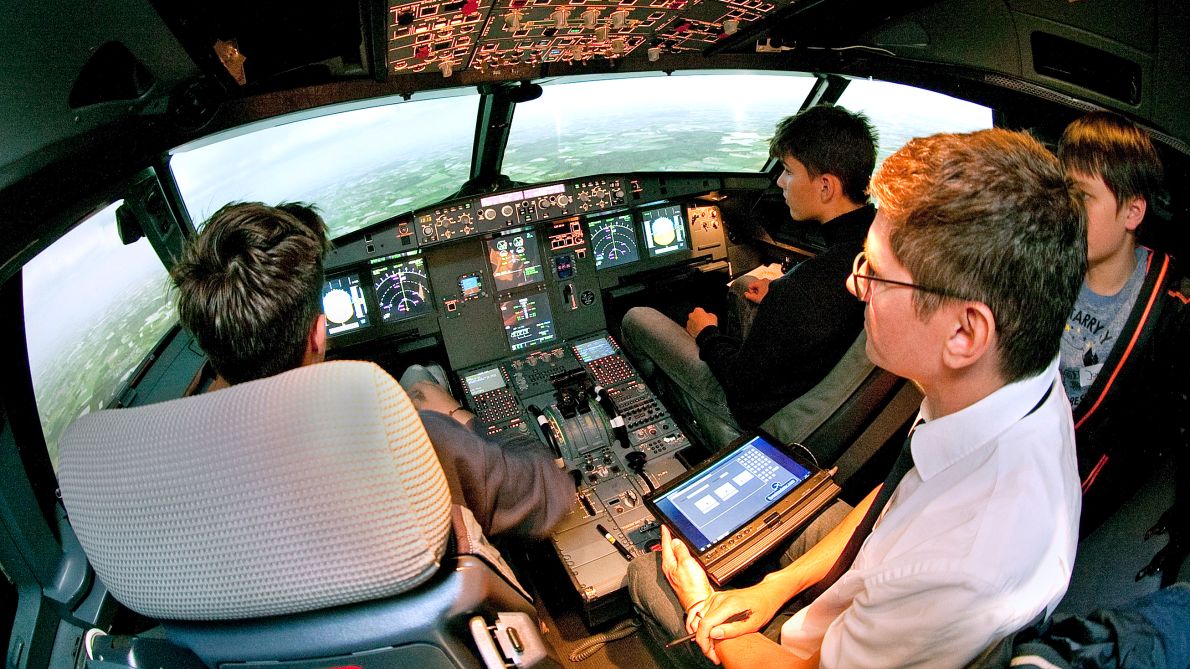 Flight Kids Bremen - Schülerinnen und Schüler im Flugsimulator